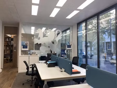 au sein d'un immeuble tertiaire de standing et idéalement situé sur le cours gambetta  un 