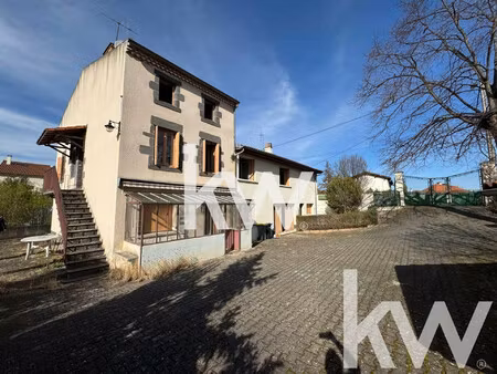 ensemble de 3 logements + 3 garages sur 1182m² de terrain.