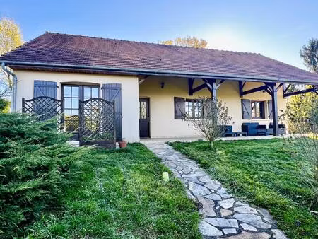 maison moderne indépendante surélevée avec vue sur la campagne et piscine