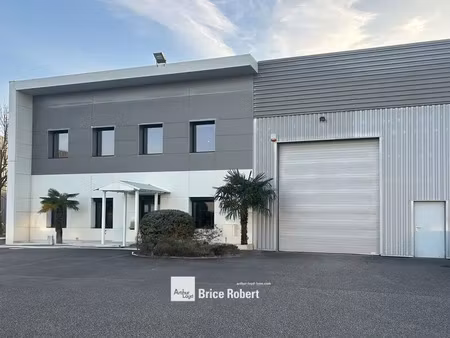 a louer - local d'activités avec plus de 300 m² de stockage et 4 places de parking - saint