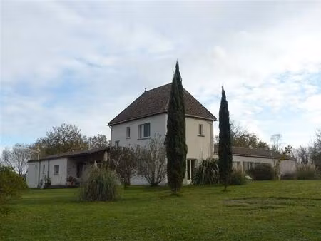 heerlijk rustig gelegen woning  volledig gerenoveerd. de woning bestaat uit: salon  ruime.