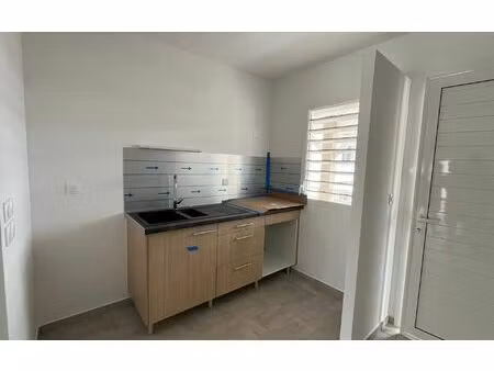 location appartement  40.3 m² t-2 à sainte-anne  720 €