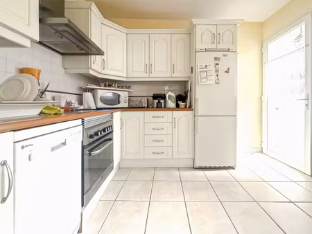 idéal investisseur ! ensemble de 3 logements: soit deux t3 et un t2 avec deux garages et c