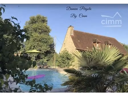 maison avec piscine  vue dégagée et beaux espaces de vie à plazac