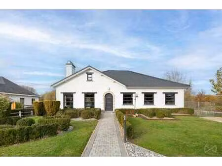 maison individuelle avec une vue magnifique sur la verdure.