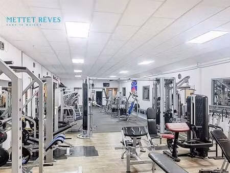 espace commercial de 650 m2 avec terrain en zone constructib