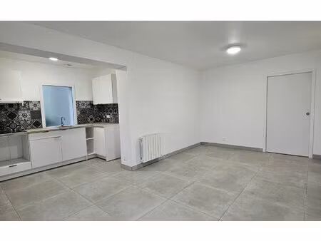 location appartement  m² t-4 à saint-savinien  775 €