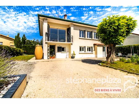 belle maison familiale centre peronnas avec terrain.