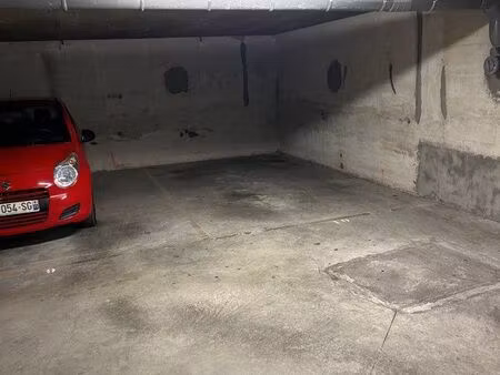 place de parking souterrain