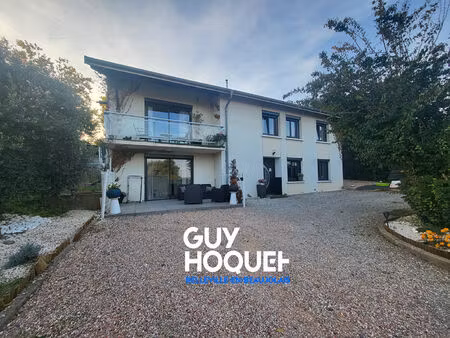 maison familiale avec piscine  espace local professionnel avec terrain clos.