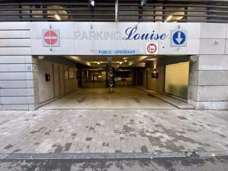 parking sécurisé entre le châtelain  stéphanie et louise