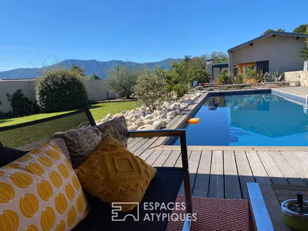 villa d'architecte de plain-pied avec vue  piscine et grand garage