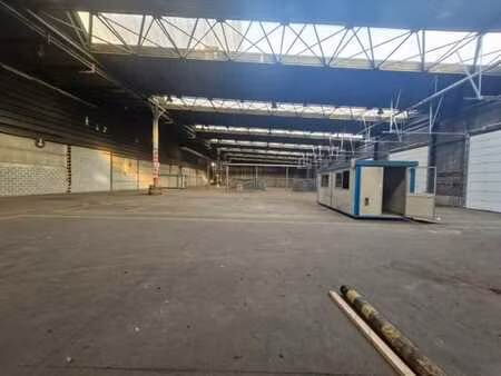 a vendre : entrepôt de 3000m² dans le zoning de ghlin