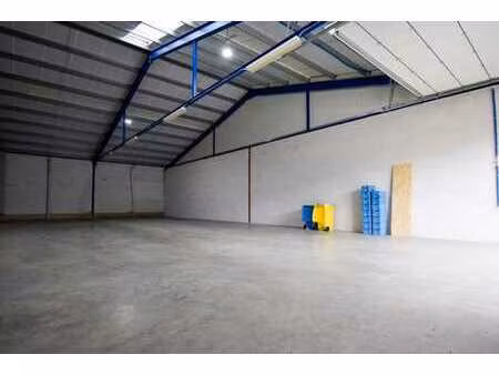 unité avec grande hauteur sous plafond et lumière naturelle