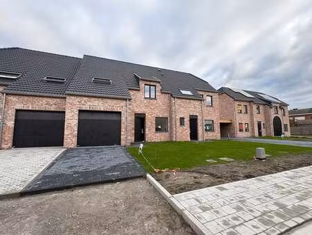 nieuwbouwwoning met 4 slaapkamers + garage