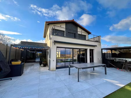 maison contemporaine de 2021 avec piscine et superbe vue sur la base nautique de montrevel
