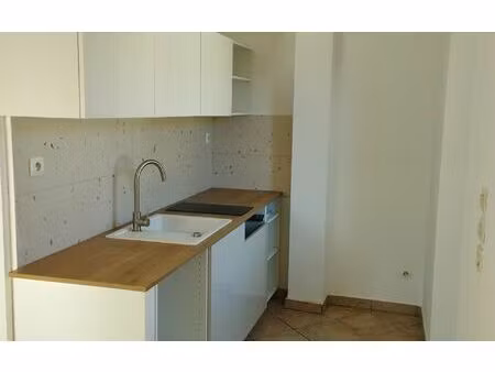 location appartement  m² t-2 à cuers  505 €