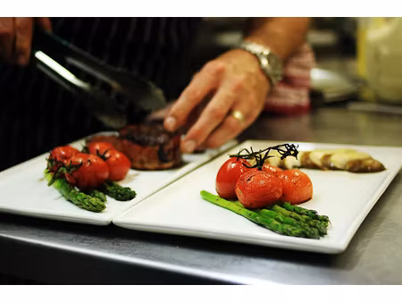 restaurant-pizzeria avec terrasse et parking.