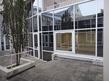 location locaux professionnels 61 m² à angers (49000)  1 000 €