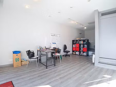 local commercial idéalement situé au coeur de le fousseret !