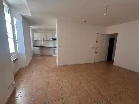 t2 38 m2 centre village