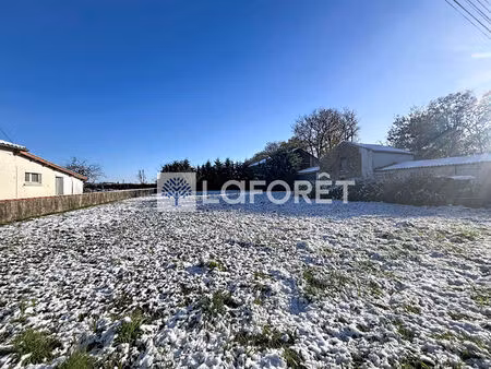à vendre - terrain constructible de 684 m2 - la ferrière-en-parthenay ( bourg)