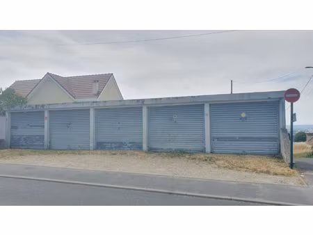 terrain constructible de 463 m² avec 10 boxes + un studio