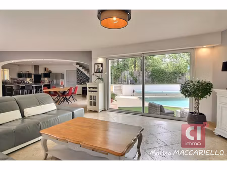 maison 175m2  forcalqueiret 4 chambres + dépendance + garage