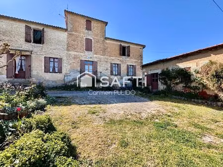 maison de maître en pierre  mitoyenne  à rénover  offrant un vaste grenier aménageable ain