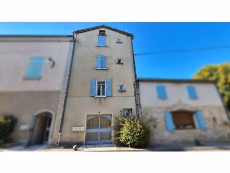 maison de village composée de 3 appartements et un local