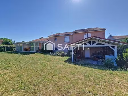 villa moderne avec jardin et piscine