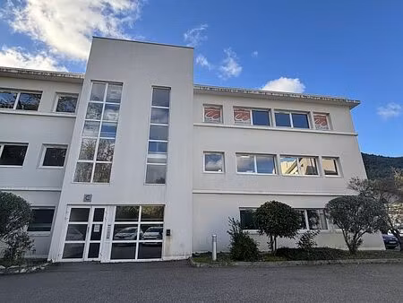 location bureau gemenos 137 m²