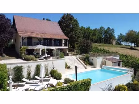 maison avec 5 chambres et une piscine à débordement