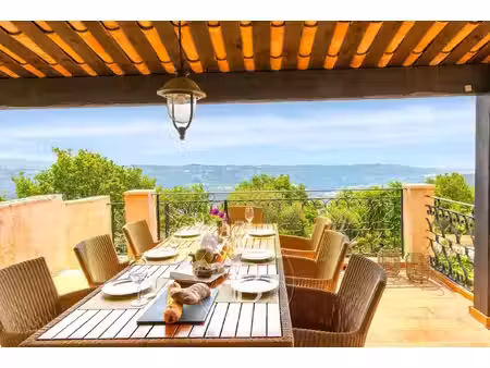 villa provençale avec vue panoramique mer et collines