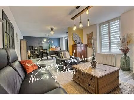 maison en pierres  3 chambres  grenier aménageable avec cour  dépendance et cave