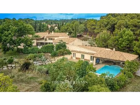 propriete moderne10 pieces en position dominante sur 1 ha