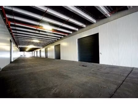 instapklare opslagruimte (240m²) met hoge  automatische sectionaalpoort (+ codeklavier) op