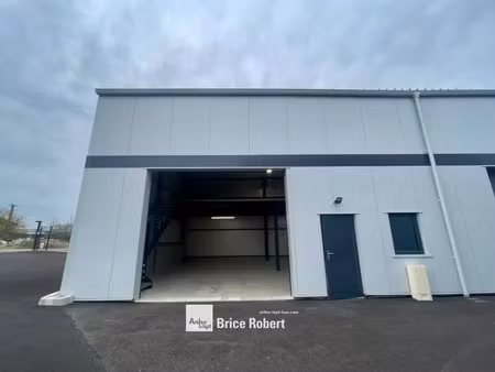 a louer - local d'activités neuf avec une porte sectionnelle électrique et deux stationnem