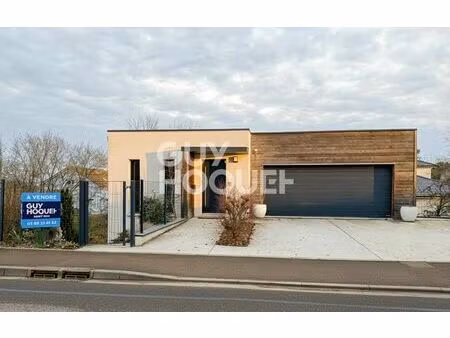 maison contemporaine avec piscine chauffée et garage.