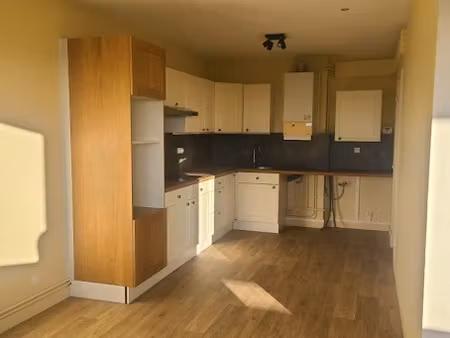 location appartement 4 pièces 87 m² à chatellerault (86100)  690 €