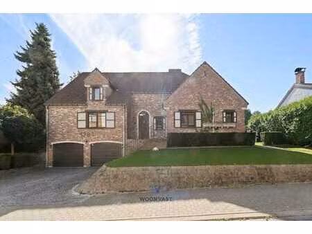 villa de charme avec jardin ensoleillé et piscine naturelle