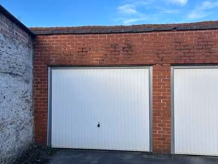 gesloten garagebox in complex