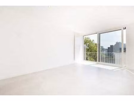 beau studio très lumineux