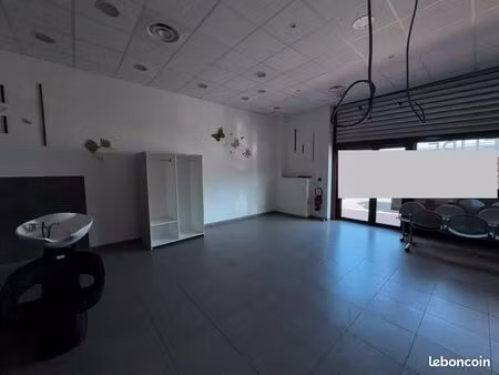 commerces 90m2 avec places de stationnement