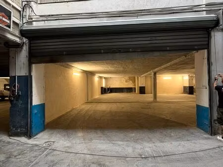 entrepot (432 m2) a louer - cours lieutaud / castellane