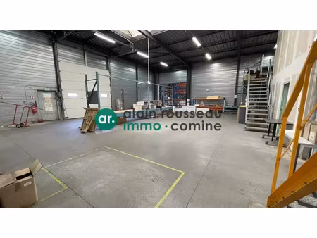 a louer 1 200m2 de bati sur 1 800m2 de terrain à 10mn d' ang