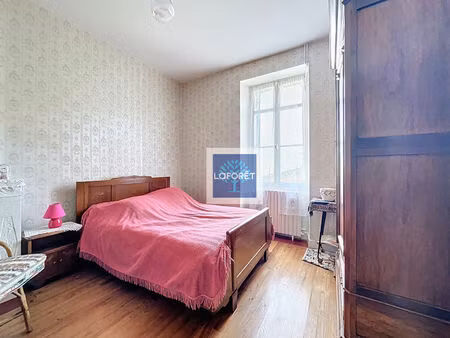 maison en pierre dans un environnement calme