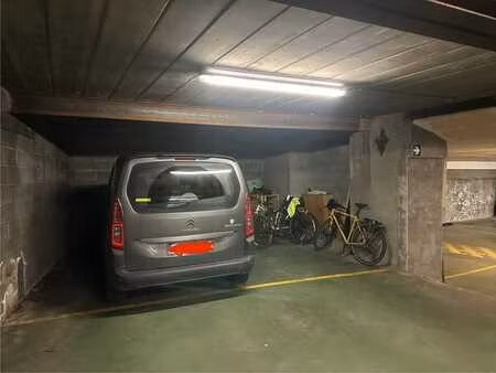 parking couvert + rangement  accès par télécommande