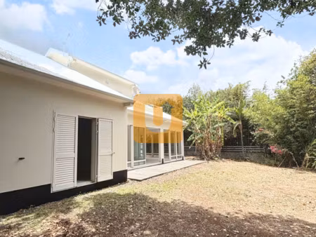 villa f6 edifiee sur une parcelle de 1 100m2 au sein d'un se