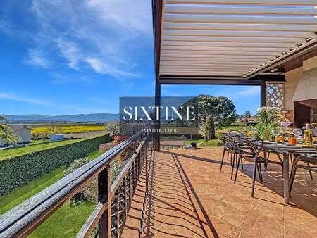 maison avec piscine et vue dégagée
